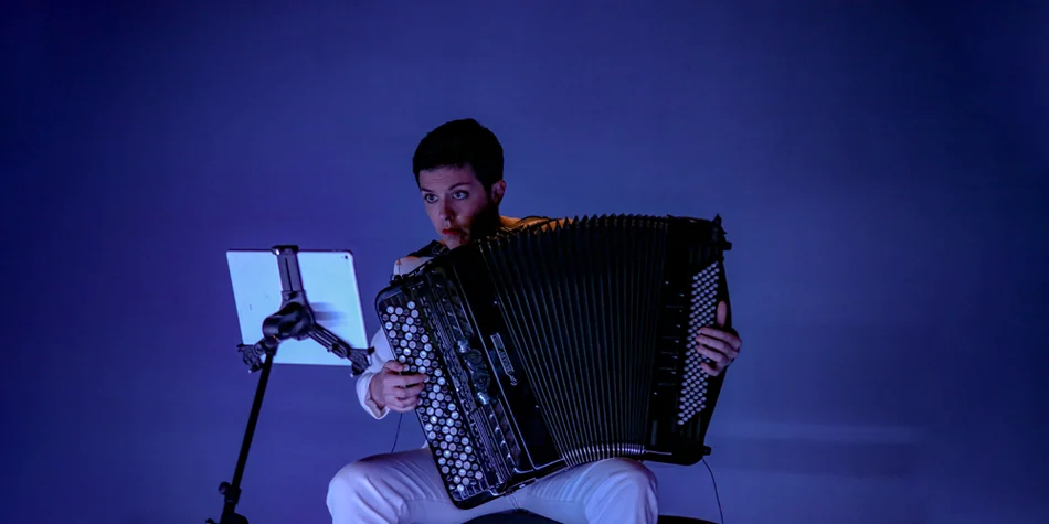 Picture of Fanny Vicens with her accordion