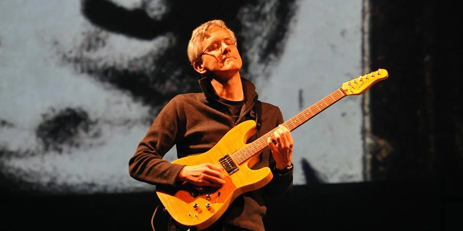 Photo of Tim Brady in concert