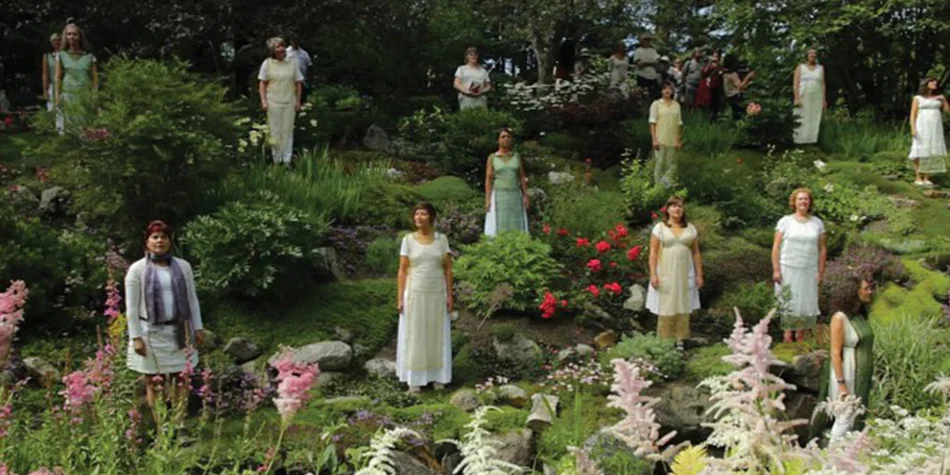 Photo de chanteurs dans un jardin