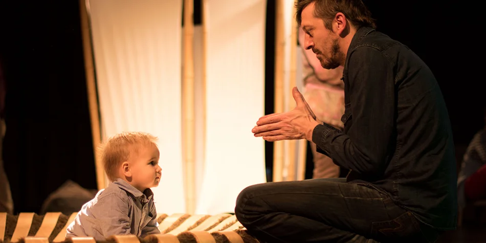 Photo d'un animateur avec un jeune enfant