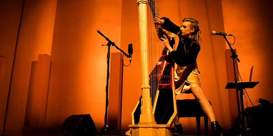 Visuel du concert La harpiste bionique - Une photo d'Alexandra Tibbitts à la  harpe
