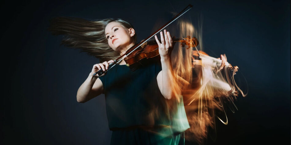 Photo de Judith Fliedl jouant du violon