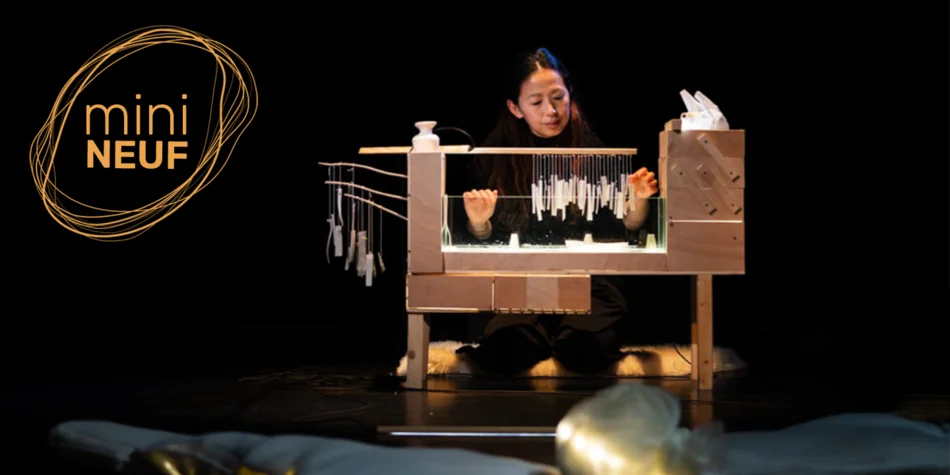 Photo de Ayako Okubo jouant d'un étrange instrument sur scène
