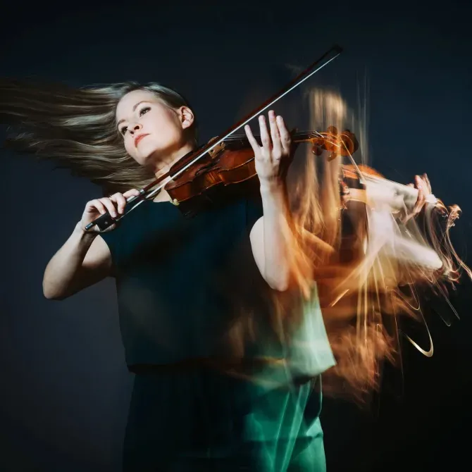 Photo de Judith Fliedl jouant du violon