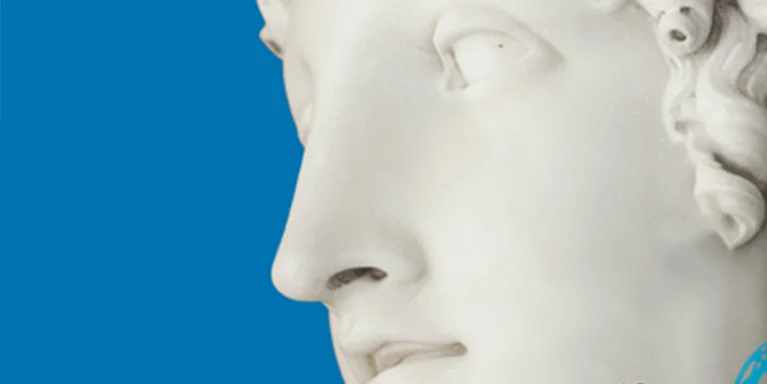 Photo du visage d'une statue de marbre sur fond bleu