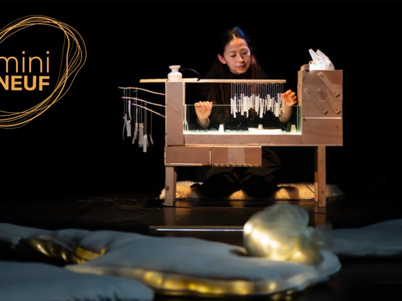 Photo de Ayako Okubo jouant d'un étrange instrument sur scène