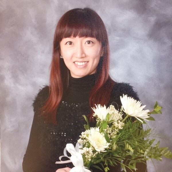Photo de Huizi Wang avec un bouquet de fleurs 