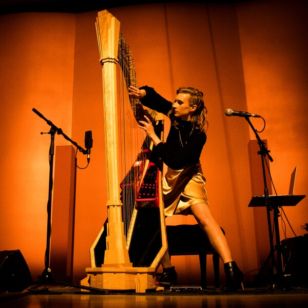 Photo de Alexandra Tibbitts avec une harpe
