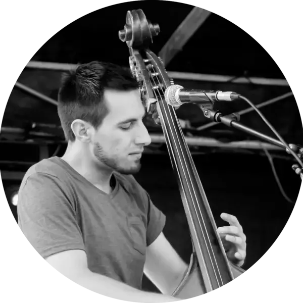 Photo de Vincent Fliniaux avec sa contrebasse