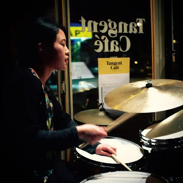 Photo de Mili Hong à la batterie