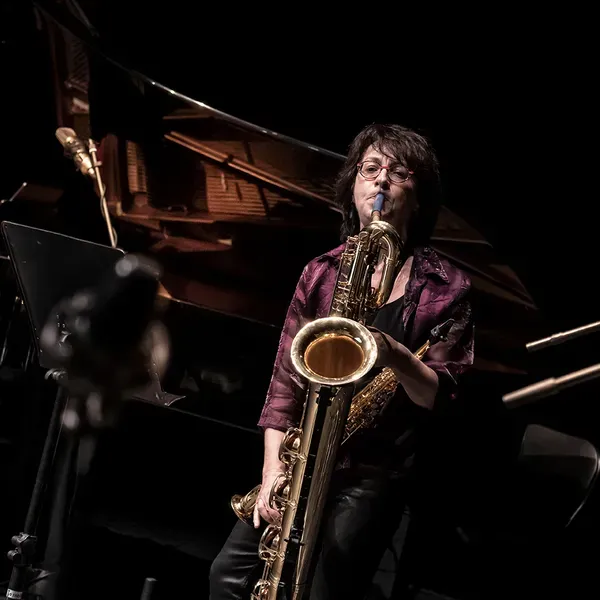 Photo de Marie-Bernadette Charrier au saxophone